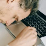 Trabalho, burnout e o uso de substâncias como válvula de escape