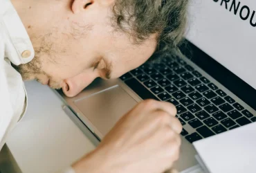 Trabalho, burnout e o uso de substâncias como válvula de escape
