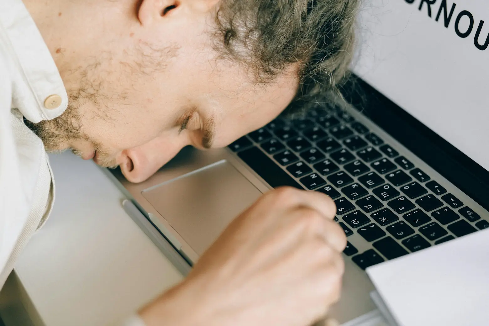 Trabalho, burnout e o uso de substâncias como válvula de escape